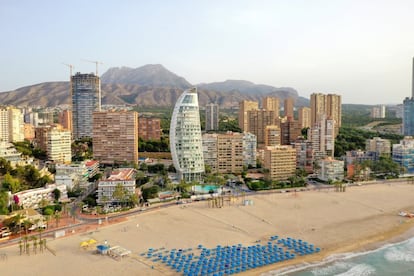 Edificios de viviendas en la playa de Poniente de Benidorm (Alicante).