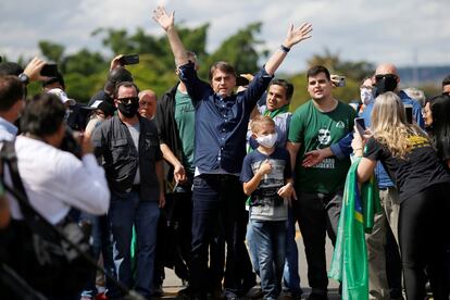 El presidente Jair Bolsonaro saluda a sus seguidores durante una manifestación de apoyo celebrada en Brasilia, el domingo 24 de mayo.