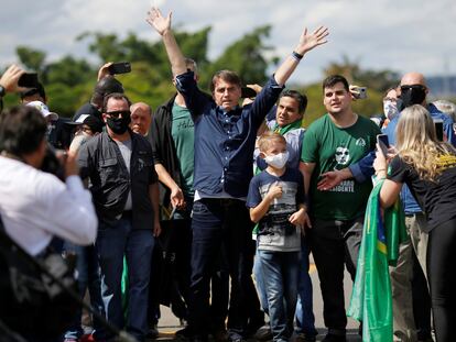 El presidente Jair Bolsonaro saluda a sus seguidores durante una manifestación de apoyo celebrada en Brasilia, el domingo 24 de mayo.