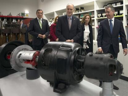 Urkullu, acompañado por el rector de la UPV, Iñaki Goirizelaia, y el diputado general de Vizcaya, José Luis Bilbao, durante la inauguración del nuevo edificio de las ingenierías técnicas de la UPV.