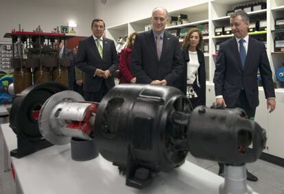 Urkullu, acompañado por el rector de la UPV, Iñaki Goirizelaia, y el diputado general de Vizcaya, José Luis Bilbao, durante la inauguración del nuevo edificio de las ingenierías técnicas de la UPV.