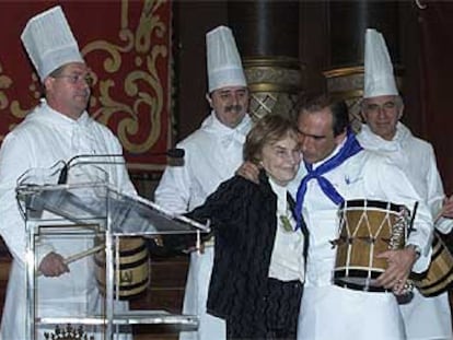 Luis Chillida abraza a su madre, Pilar Belzunce, tras recibir ayer el Tambor de Oro en el Ayuntamiento de San Sebastián.