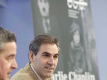 El viceconsejero de Cultura Joxean Muñoz y el director de la joven orquesta,
Juan José Ocón.