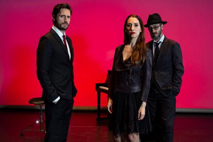 Los actores Juan Diego Botto y Nur Levi y el músico Alejandro Pelayo, en una imagen promocional de la obra.