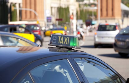 Taxi en la plaza de España de Barcelona.