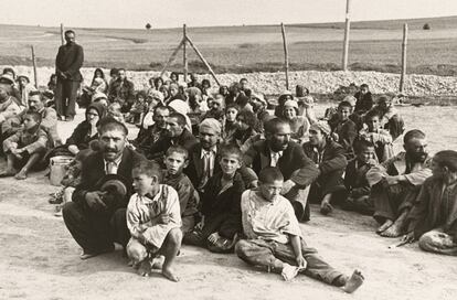 Hombres y niños romaníes en el campo de Belzec (Polonia), en 1940.
