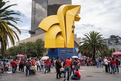 Maestros bloquean Paseo de la Reforma en Ciudad de México.