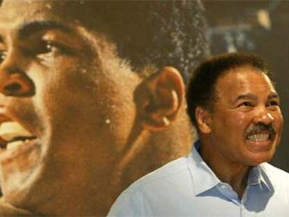 El legendario boxeador Muhammad Ali-Cassius Clay, aquejado de Parkinson, en un acto de homenaje en 2003.