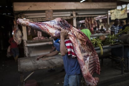 Los apagones masivos de marzo no fueron novedad en la Ciudad del Sol, que ya se habituaba a la falla del suministro desde 2017. En la imagen, un vendedor carga una res hacia una carnicería en el mercado. Las temperaturas asfixiantes de Maracaibo —mínimas de 28 grados centígrados— ponen en riesgo cualquier alimento que dependa de la refrigeración, condiciones casi imposibles de garantizar hoy en día.