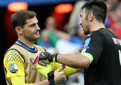 Buffon y Casillas se abrazan tras el partido.