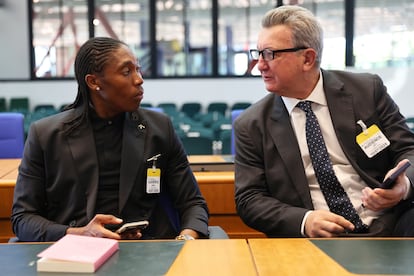 Caster Semenya habla con su abogado Gregory Nott en la corte europea de Derechos Humanos.