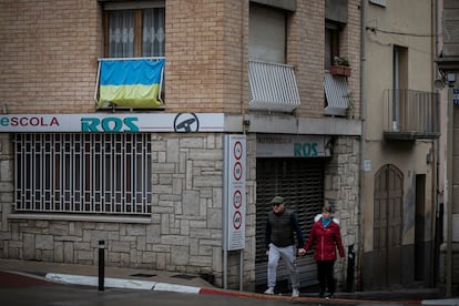 Un balcón de una calle del centro de Guissona con una bandera de Ucrania.