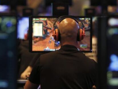 Un hombre juega a 'World of Warcraft' en una feria de videojuegos en Colonia (Alemania).