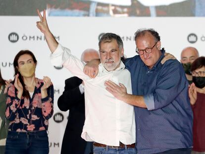 El expresidente de Òmnium Cultural, Jordi Cuixart (i), junto al nuevo presidente, Xavier Antich.