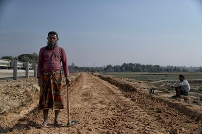 Un joven rohingya del campo de refugiados de Jamtoli, trabajando como obrero en la nueva carretera que ha de conectar Bangladesh y Myanmar; al fondo, tras el bosque, a pocos kilómetros, se encuentra Myanmar.