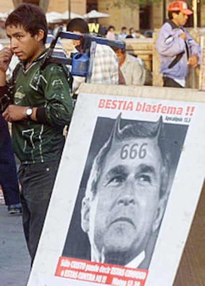 Un cartel colocado en Lima protesta contra la visita de Bush.