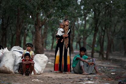 Una familia refugiada rohingya se sienta a un lado de la carretera en Cox's Bazar (Bangladés).