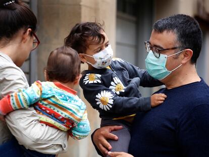 Padres con niños en una calle de Terrassa el pasado día 10.