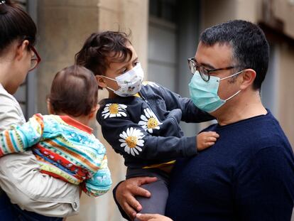 Padres con niños, en una calle de Terrassa el pasado día 10.