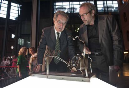 Iñaki Gabilondo (a la izquierda), contempla ayer la escultura 'El soñador de realidades' junto a su autor, Nicolás Alba.