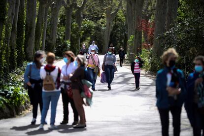 Varias personas pasean por el interior de los Jardines de Sabatini (Madrid) en abril