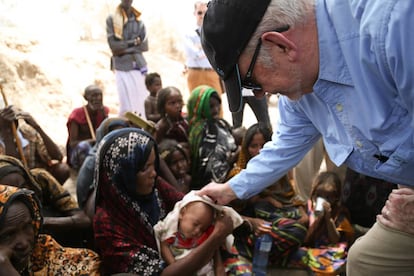 Anthony Lake habla con familias que esperan para recibir asistencia médica y alimento terapéutico para los niños desnutridos en un centro sanitario móvil en Etiopía (2016).