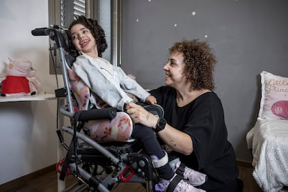 Chloe ríe con su madre, Susana, en la habitación de la niña en la casa de la familia en Minglanilla.