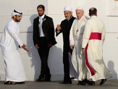 El pontífice tenía un encuentro previsto con el imán de Al Azhar, la principal institución del islam sunita (basada en El Cairo), el jeque Ahmed al Tayeb. En la imagen, el Dr. Ahmad el-Tayeb, el Gran Imán de Al Azhar Al Sharif y el papa Francisco visitan la Mezquita Sheikh Zayed, el 4 de febrero de 2019, en Abu Dabi.
