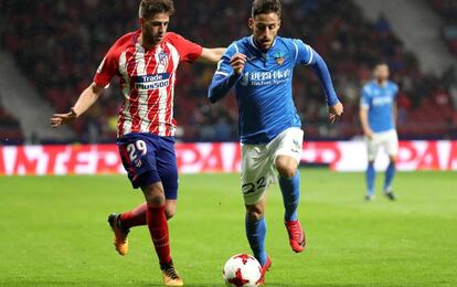 El defensa del Atlético de Madrid, Sergi González Testón, disputa la pelota ante el centrocampista del Lleida, Javi López.