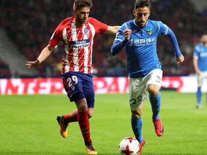 El defensa del Atlético de Madrid, Sergi González Testón, disputa la pelota ante el centrocampista del Lleida, Javi López.