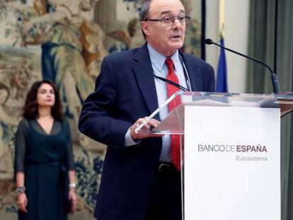 Luis María Linde, antiguo gobernador del Banco de España, durante su intervención en la toma de posesión de Pablo Hernández de Cos (i), como nuevo gobernador del Banco de España, acompañado de las ministras de Economía Nadia Calviño (2i), y Hacienda María Jesús Montero (2d).