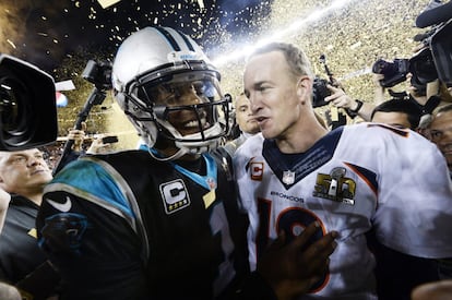 El mariscal de campo de los Broncos de Denver Peyton Manning (d) y de los Panthers de Carolina Cam Newton se saludan tras la Final Super Bowl 50 del la NFL disputada en el Levi's Stadium (California).