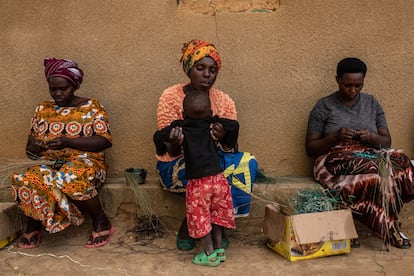 Varias mujeres en el poblado de Mybo, en Ruanda, una de las llamadas aldeas de reconciliación, donde conviven víctimas y verdugos del genocidio