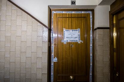 
Puerta precintada en el domicilio del joven asesinado a cuchilladas en el distrito de Latina.
