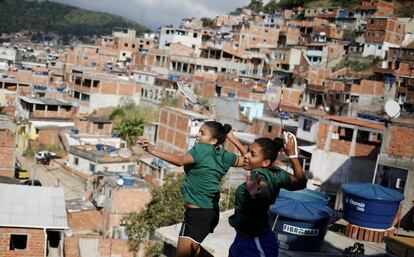 Las jugadoras de bádminton brasileño Lohaynny Vicente y su hermana Luana Vicente posan para una fotografía en la azotea de una casa en la favela Chacrinha en Río de Janeiro, Brasil.