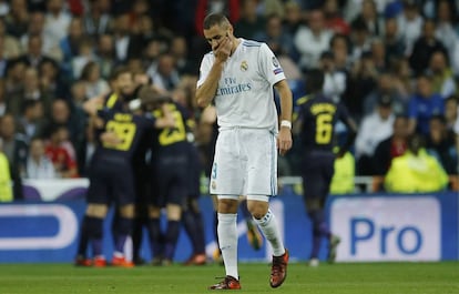 Benzema se lamenta despu&eacute;s del gol de Tottenham