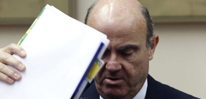 El ministro de Economía, Luis de Guindos, momentos antes de su última comparecencia en el Congreso de los Diputados.