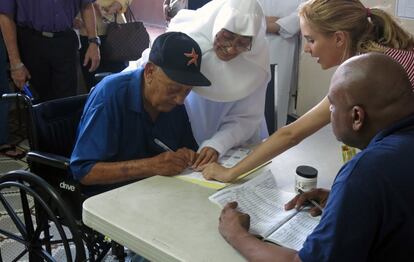 Un votante firma en una casilla de votación durante las elecciones generales en San Juan, Puerto Rico, este martes. Los puertoriqueños ciudadanos norteamericanos pero no pueden votar en las elecciones presidenciales.