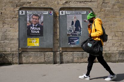 Un hombre camina frente a unos carteles electorales para las elecciones francesas, en París.