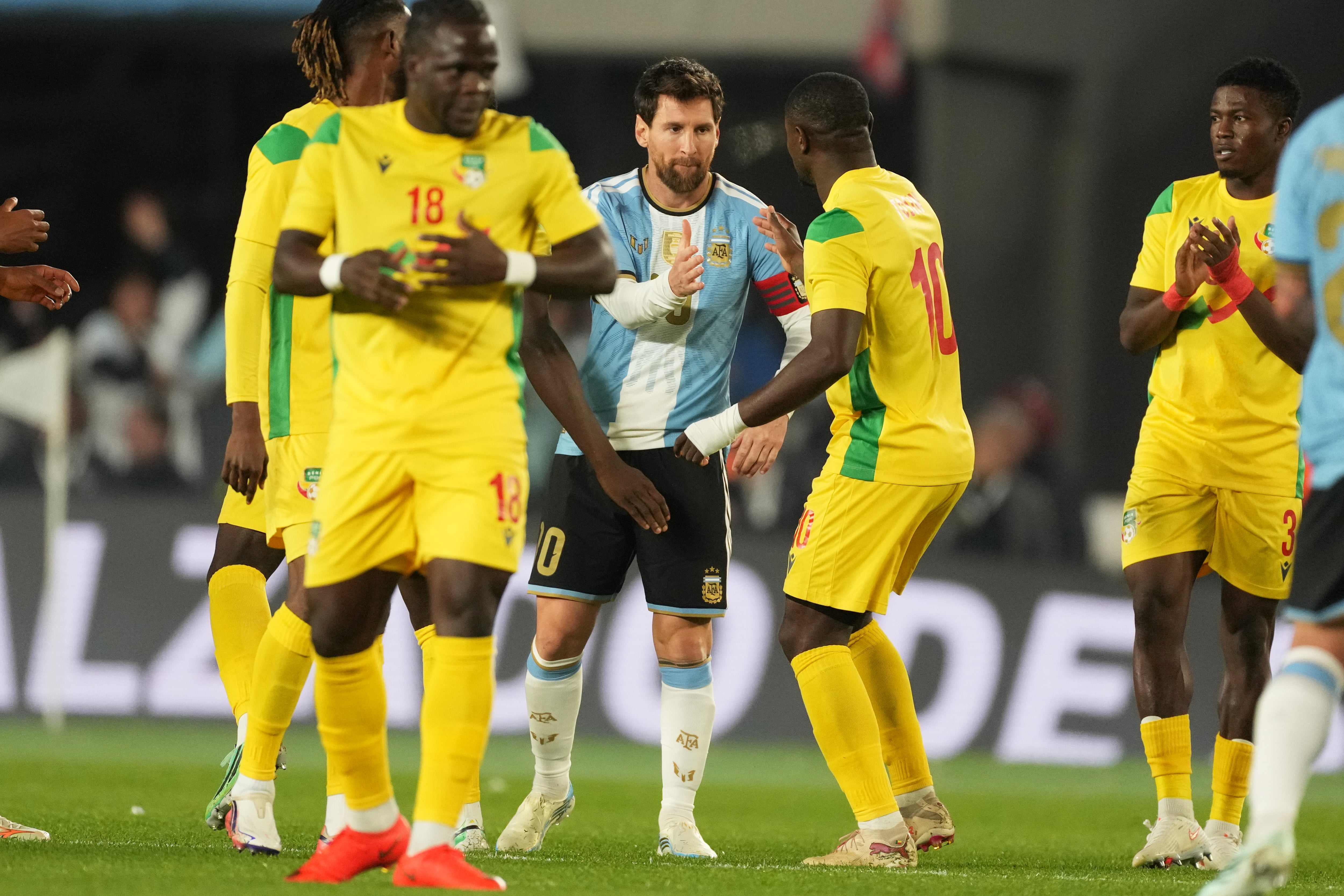 “Queríamos intercambiar camisetas, pero no conseguimos ni una foto con Messi”: el amargo recuerdo de Benín tras jugar con Argentina