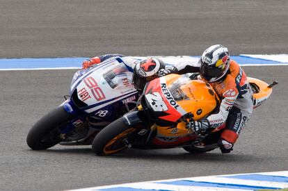 Jorge Lorenzo y Dani Pedrosa, en pleno cuerpo a cuerpo durante las últimas vueltas de la carrera de Jérez.