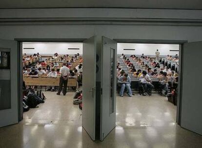 Un comité de especialistas estudia las preguntas de los exámenes para establecer si están mal planteadas.