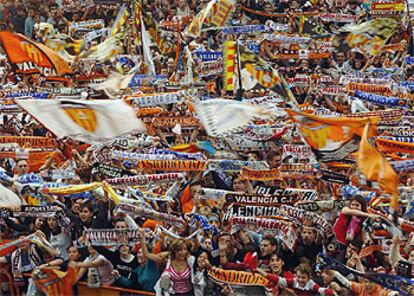 Miles de aficionados celebran el título valencianista frente al Ayuntamiento de la ciudad.