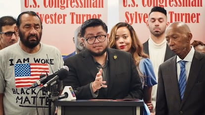 Cesar Espinosa (centro) en conferencia de prensa junto a Sylvester Turner, alcalde de Houston.
