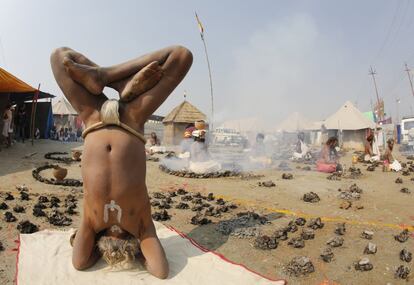 Un santo hindú realiza un ritual en Sangam, confluencia de los ríos Ganges y Yamuna durante el festival tradicional de Magh Mela en Allahabad (India).