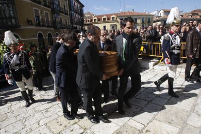 Los nietos de Delibes, flanqueados por policías municipales con uniforme de gala, trasportan en ataúd del escritor