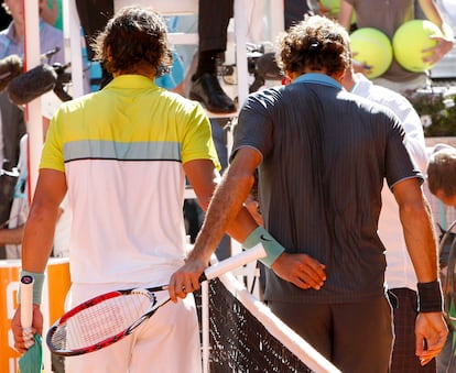 Roger Federer saluda a Rafa Nadal tras la final del Masters 1000 de Madrid, el 17 de mayo de 2009.