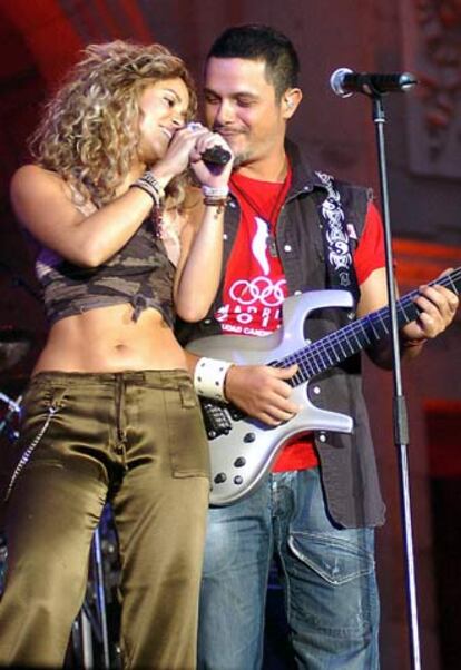 La colombiana Shakira ha interpretado, acompañada de Alejandro Sanz, el tema <i>La tortura</i>, incluido en su último disco, que lleva por título <i>Fijación oral</i> en la actuación final en la Puerta de Alcalá, dentro de la fiesta organizada por el Ayuntamiento para mostrar el apoyo popular a la candidatura olímpica de Madrid.