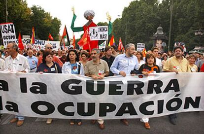 El coordinador general de IU, Gaspar Llamazares (centro), junto con el secretario general del PCE, Francisco Frutos (izq.), Inés Sabanés, y Fausto Fernández, portan una pancarta contra la ocupación en Irak durante la manifestación de Madrid.
