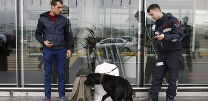  Polic&iacute;as turcos registran el equipaje de un pasajero en el aeropuerto de Ataturk en Estambul (Turqu&iacute;a) hoy, 23 de marzo de 2016. La seguridad se ha visto incrementada en aeropuertos de todo el mundo tras los atentados de ayer en Bruselas en los que fallecieron al menos 31 personas y m&aacute;s de 200 resultaron heridas.